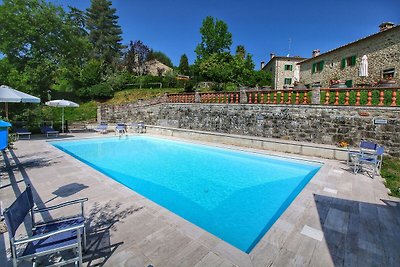 Panoramawohnung aus Stein mit Schwimmbad