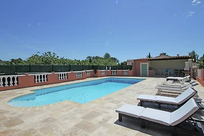 Spaziosa villa a Bagnols en Foret con piscina...