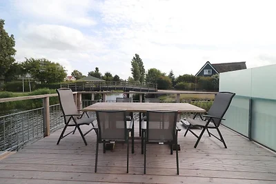 Stilvolle Villa am Wasser mit Sauna