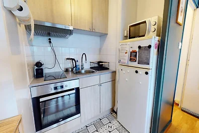 Der blaue Delphin mit Blick auf das Meer