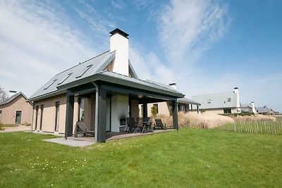 Moderne Lodge am Wasser in einem Nationalpark