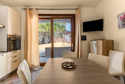 Moderne Wohnung in Badesi mit Garten