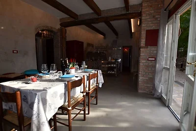 Palazzo antico a Provaglio d'Iseo con cortile