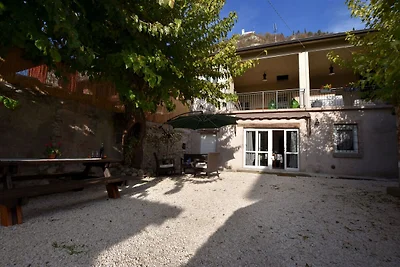 Palazzo antico a Provaglio d'Iseo con cortile