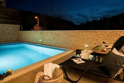 Geräumige Villa in Žrnovnica mit Swimmingpool