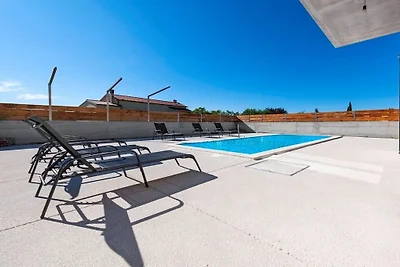 Villa in Kanfanar mit Schwimmbecken
