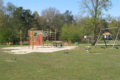 Komfortabler Bungalow mit Kamin im Wald