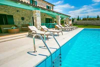 Villa in Radetici mit Schwimmbecken
