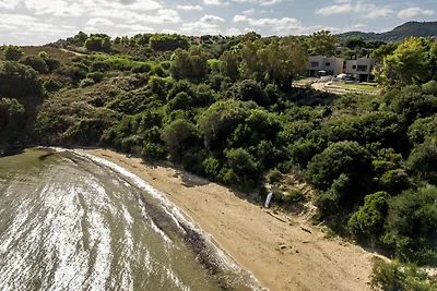 Villa fronte mare a Vasilikos con piscina