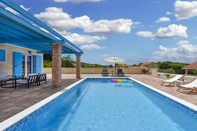 Villa in Sukošan mit Schwimmbecken