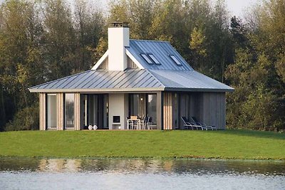 Moderne Design-Lodge am Wasser in einem Ferie...