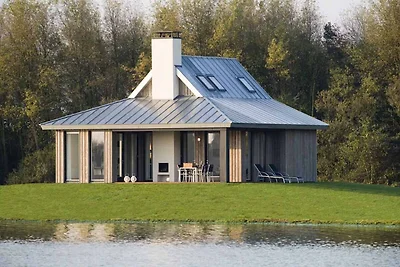 Moderne Lodge am Wasser in einem Nationalpark