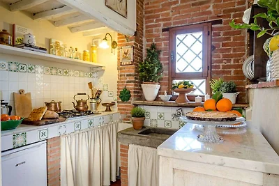 Charmantes Ferienhaus in Uzzano mit Garten