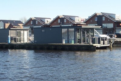 Modernes Hausboot mit Klimaanlage im...