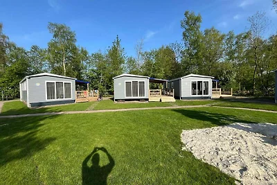 Chalet mit Spielgeräten, in einem Ferienpark