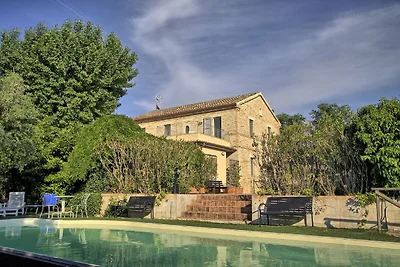 Attraente Villa con Piscina