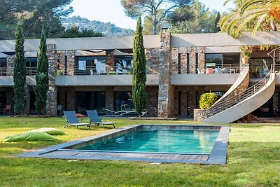 Elegante villa met uitzicht op de baai van...