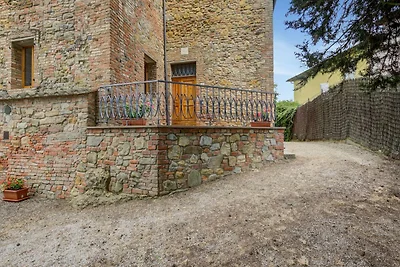 Lussureggiante casale con campo da tennis