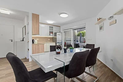 Wohnung in Rogoznica mit Terrasse