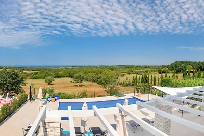 Villa in Višnjan mit Schwimmbecken
