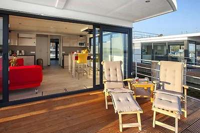 Haus in Ribnitz mit Terrasse für 3 Von...