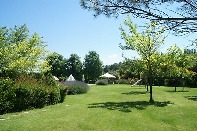 Schöne Wohnung mit Pool und schönem Garten