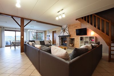 Komfortables Bauernhaus mit Terrasse in Roy