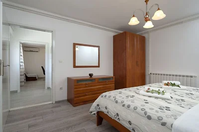 One Bedroom Apartment with Terrace and Sea Vi...