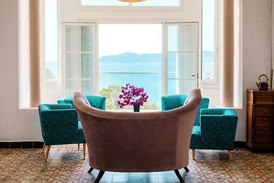 Villa in Aiguebelle mit Meerblick & Pool