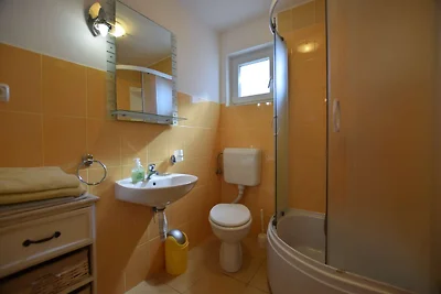 Schöne Wohnung mit Terrasse und Küche im Frei...