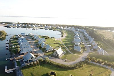 Moderne Lodge am Wasser in einem Nationalpark