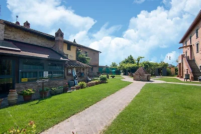 Accogliente Agriturismo con Piscina a Castigl...