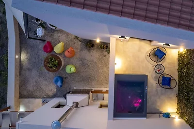 Stylish Villa with Heated Pool, Jacuzzi, Gym ...