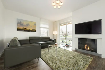 Chic Villa mit einem Kamin in Tjekemeer