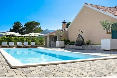 Zara con piscina idromassaggio riscaldata