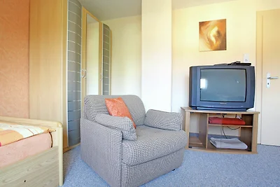 Ferienwohnung mit Terrasse und Pool im Garten