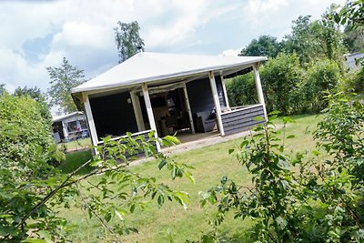 Fuchsbauhaus mit überdachter Terrasse in grün...