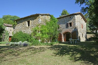 Landelijke boerderij bij Cévennes met een tui...