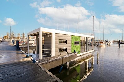 Schönes Hausboot im Jachthafen von Volendam