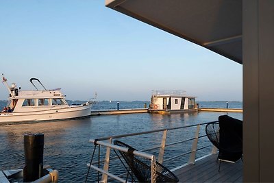 Modernes Hausboot in Offingawier mit Terrasse