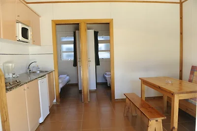 Holzbungalow auf einem Campingplatz