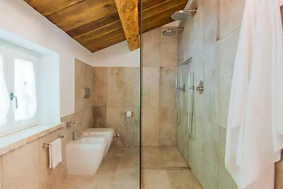 Schicke Villa mit Whirlpool