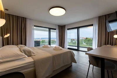 Moonlit Mirage Villa with Pool, Gym and Sauna...