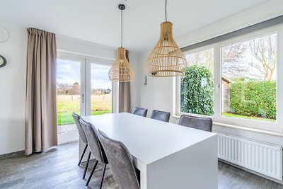 Charmante Villa am Wasser mit Sonnendusche