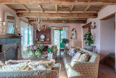 Villa in Tuscany with Infinity Pool and Views
