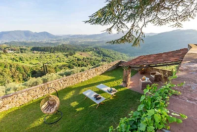 Malerische Villa in Lucca mit Pool