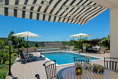 Villa moderna a Grohote con piscina