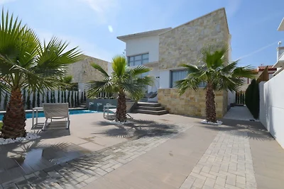 Moderne Villa mit privatem Pool