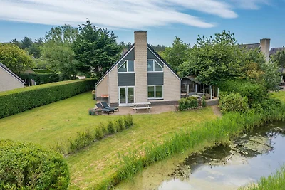 Charmante Villa mit Terrasse am Wasser