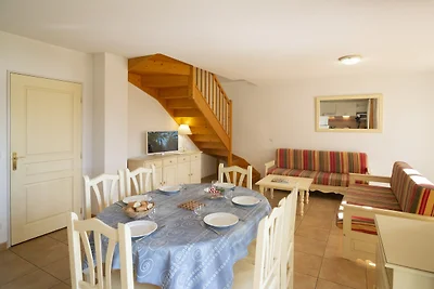 Villa estiva con terrazza o loggia, situata i...